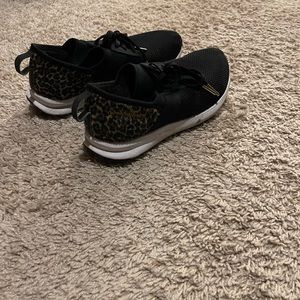 New balance 7.5 black with leopard heel